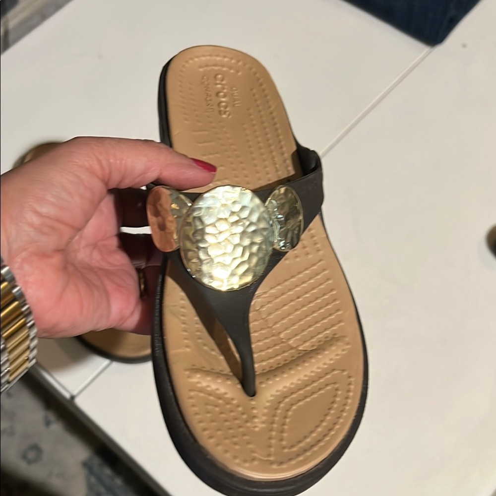 Crocs Women's Brown and Gold Sandals size 6 vacation, summer, beach - Picture 7 of 11